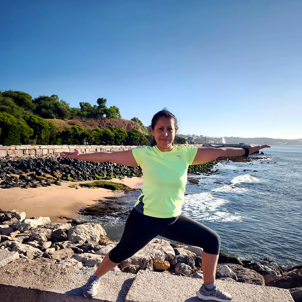 Liliana Martins em postura de guerreiro, junto ao mar