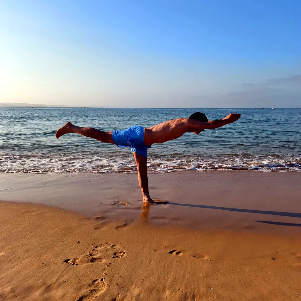 Postura de equilíbrio na praia, ao nascer do sol