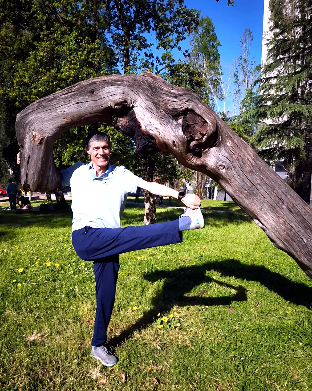 Paulo Martins em postura de equilíbrio, num jardim