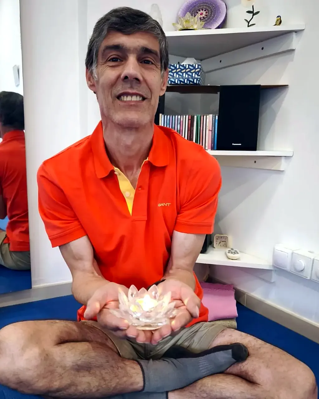 Paulo Martins a sorrir, sentado no estúdio, a fazer um Pujá (oferenda)